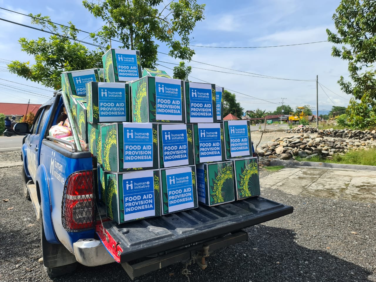 volunteers packing food aid to van