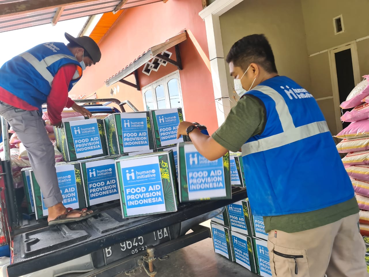 volunteers packing food aid to van